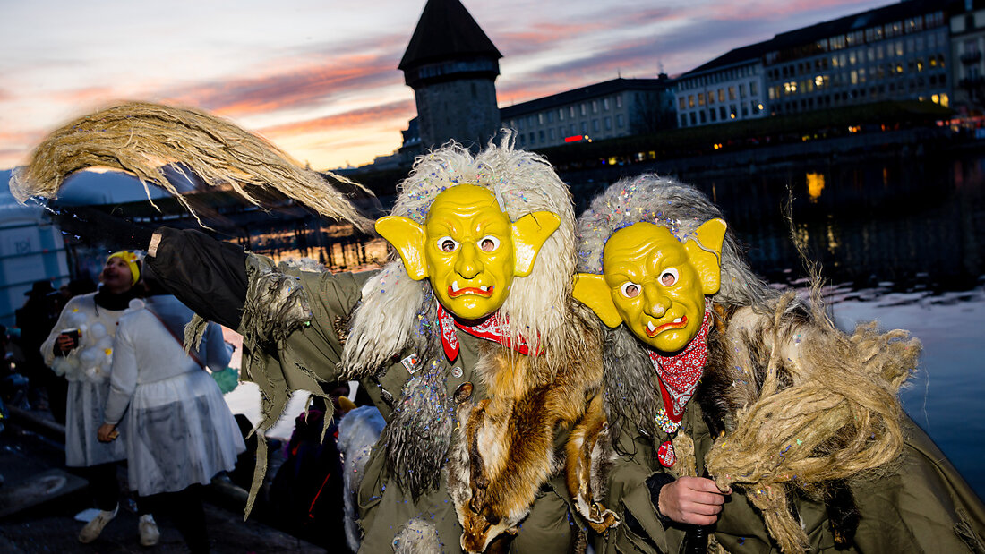 In der Stadt Luzern sind seit den frühen Morgenstunden des Güdismontags wieder die Fasnächtlerinnen und Fasnächtler unterwegs. (Archivbild) 20230220075356325.jpg