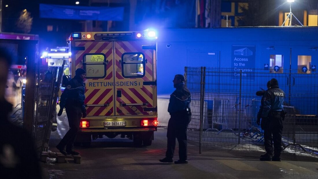 Feuerwehreinsatz Nummer 1: Beim Kongresszentrum ist am Mittwochabend ein kleineres Feuer ausgebrochen. (Bild: Laurent Gillieron / Keystone)