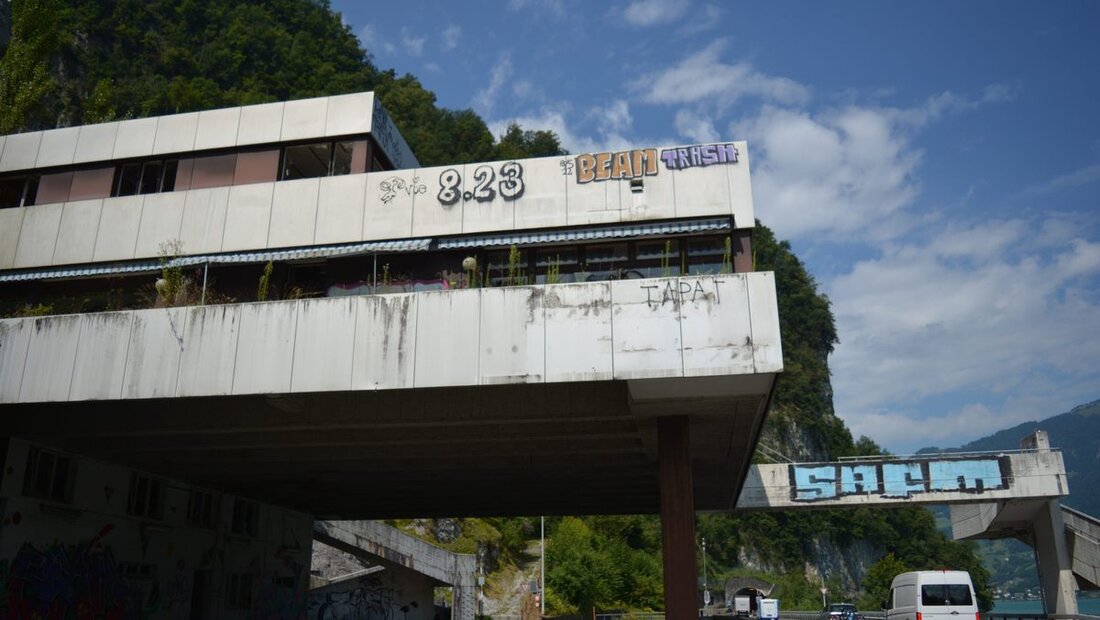 Ein «Lebenswerk», das zur Ruine verkam: Heinz Peter Moravcik, der schwer krebskranke Besitzer der Geister-Raststätte an der Walensee-Autobahn, möchte noch zu Lebzeiten eine Lösung für das zerfallende Gebäude finden. (Bilder: Marco Lüthi)