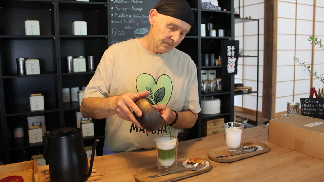 Ein beliebtes Getränk: Rolf Liu erklärt, wie die Matcha-Zubereitung funktioniert. (Bild: Sina Broder)
