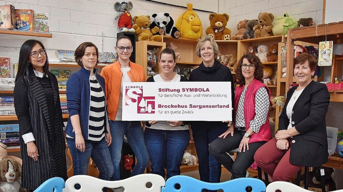 Grosszügig: Sonja Schumacher und Franziska Buchli überreichen den Check an Elisabeth Warzinek (Verein Hospizgruppe Sarganserland), Patricia Pfiffner (Ludothek Mels) sowie Vivien Reinisch, Tamara Brügger und Nia Arsiani (Ludothek Bad Ragaz, von rechts). (Bild Michael Kohler) 69615_69614.jpg