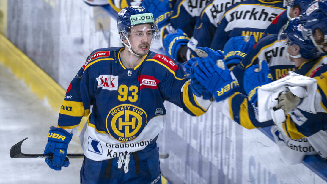 Abklatschen: Yannick Frehenr bleibt drei weitere Jahre beim HCD. (Bild Jürgen Staiger/Keystone)