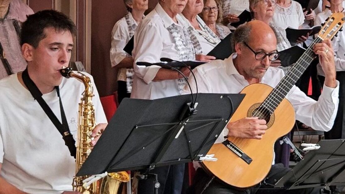 Musikalische Bereicherung: Riet Buchli an der Gitarre und Mauro Engewald auf dem Saxophon.
