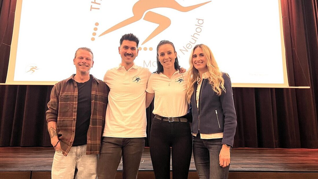 Startschuss zu «The Human Limit»: «Morning-Joe» Keller von Radio FM1, Manuel Neuhold mit Freundin Carola Koller und Moderatorin
Annina Dietsche-Veit (von links) stimmen das Publikum unterhaltsam ein auf das grosse Inline-Skating-Abenteuer Neuholds. (Bild: Hans Bärtsch)