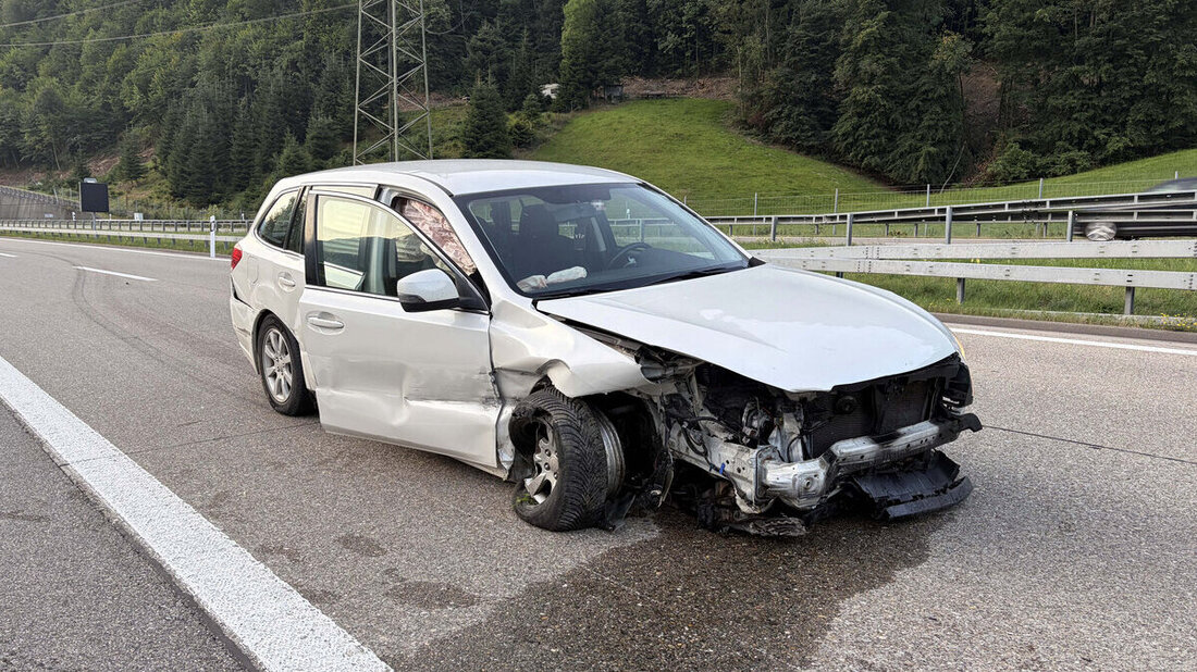 Sekundenschlaf: Ein 77-Jähriger verunfallt am frühen Donnerstagmorgen auf der A3. (Bilder Kantonspolizei St. Gallen)