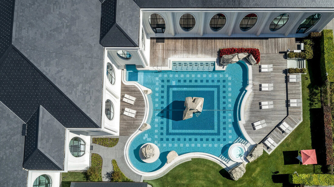 Geduld ist gefragt: Wer das Aussenbad der Tamina Therme nutzen will, muss sich noch bis frühstens im November gedulden. (Bild Grand Resort Bad Ragaz)