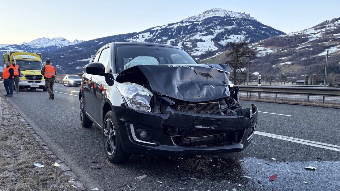 Nach dem ersten Unfall zwischen einem Militärfahrzeug und einem Auto kommt es zu einer Auffahrkollision zwischen zwei Autos (siehe Fotos): Eine Person wird dabei leicht verletzt. (Bilder Kantonspolizei St. Gallen)