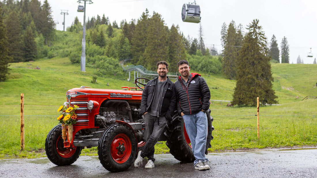 Zwei Kumpels auf Tannenboden: Marc Trauffer und Patrick Danuser machen Werbung für das grosse Open Air am Flumserberg vom 30. Juli bis zum 1. August dieses Jahres. Dabei hat der Sänger auch eine «Alphorn-Challenge» für den Influencer lanciert. (Bild: Gianluca Volpe)