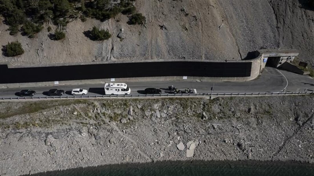 Ab nächster Woche wird hier viel los sein: Der Tunnel Munt la Schera bei Zernez ist eine der wenigen Strassenverbindungen nach Livigno. (Bild: Gian Ehrenzeller/Keystone)