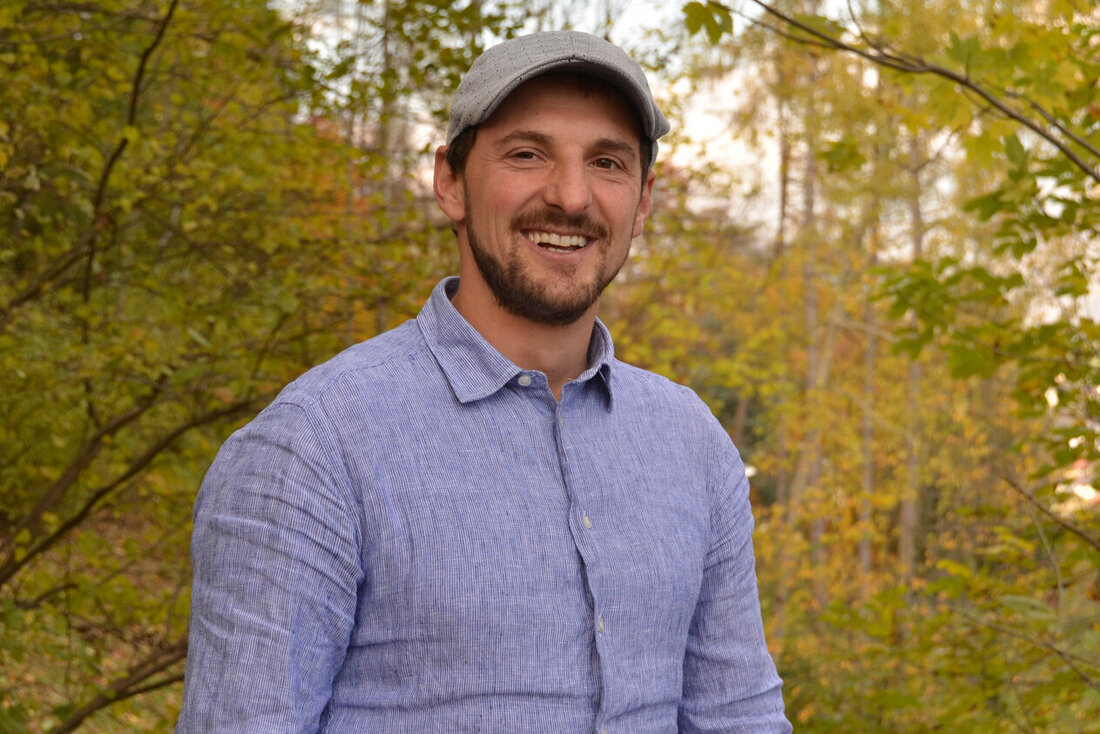Der diplomierte Gartentechniker Patrick Müller bringt mehr Regionalität und Biodiversität in die Gärten des Sarganserlandes.