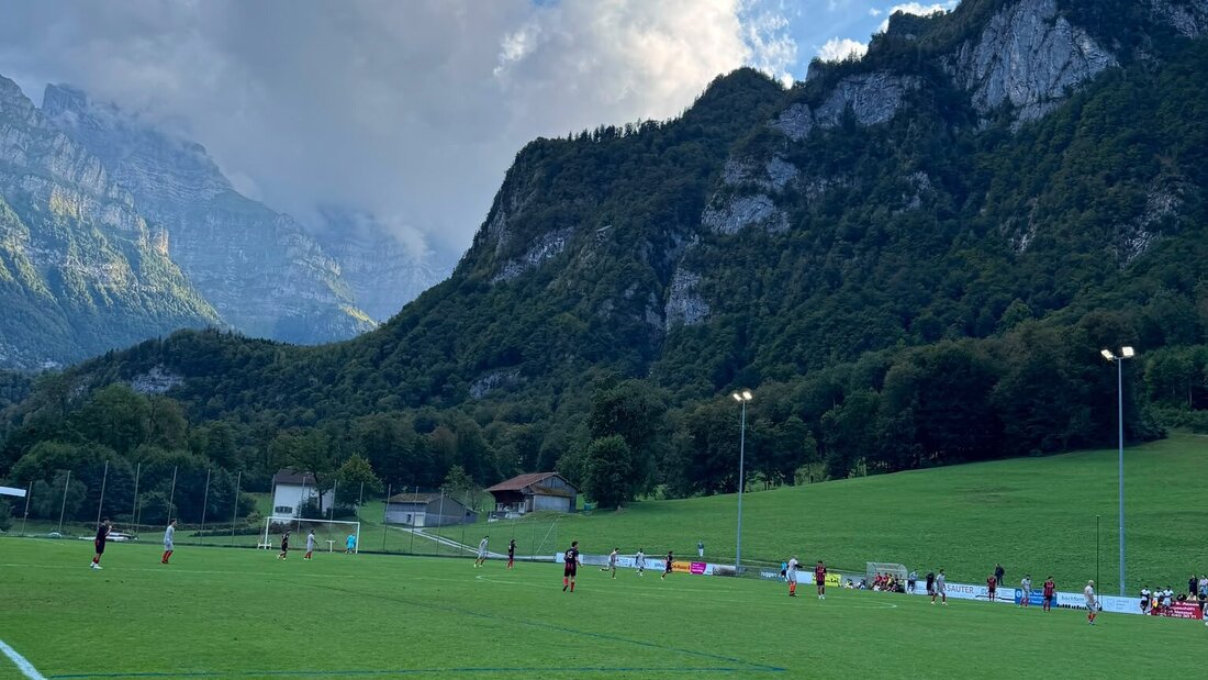 Schöne Kulisse: Der FC Sargans siegt im Glarnerland. (Pressebild)