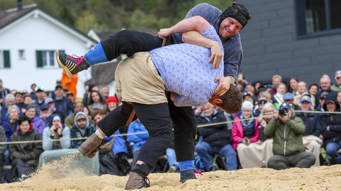 Orlik gegen Orlik: Mit zwei gestellten Gängen endet das Bruderduell zwischen Curdin (mit Kopfschutz) und Armon Orlik. (Bild: Erwin Keller)