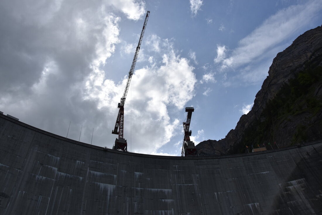 Schweres Gerät am Werk: Nach einem knapp zweijährigen Unterbruch wird die Baustelle bei der Staumauer Gigerwald wieder in Betrieb genommen. (Bilder Nadine Bantli)