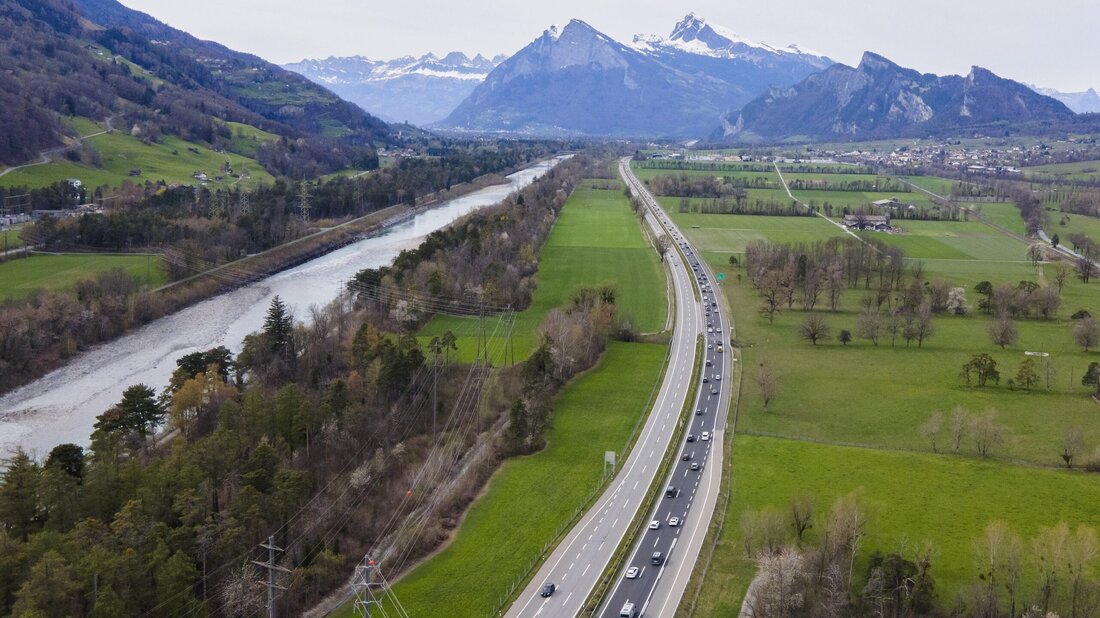 Blick aus der Vogelperspektive: Die Autobahn A13 bei Landquart in Blickrichtung Sarganserland. (Archivbild)