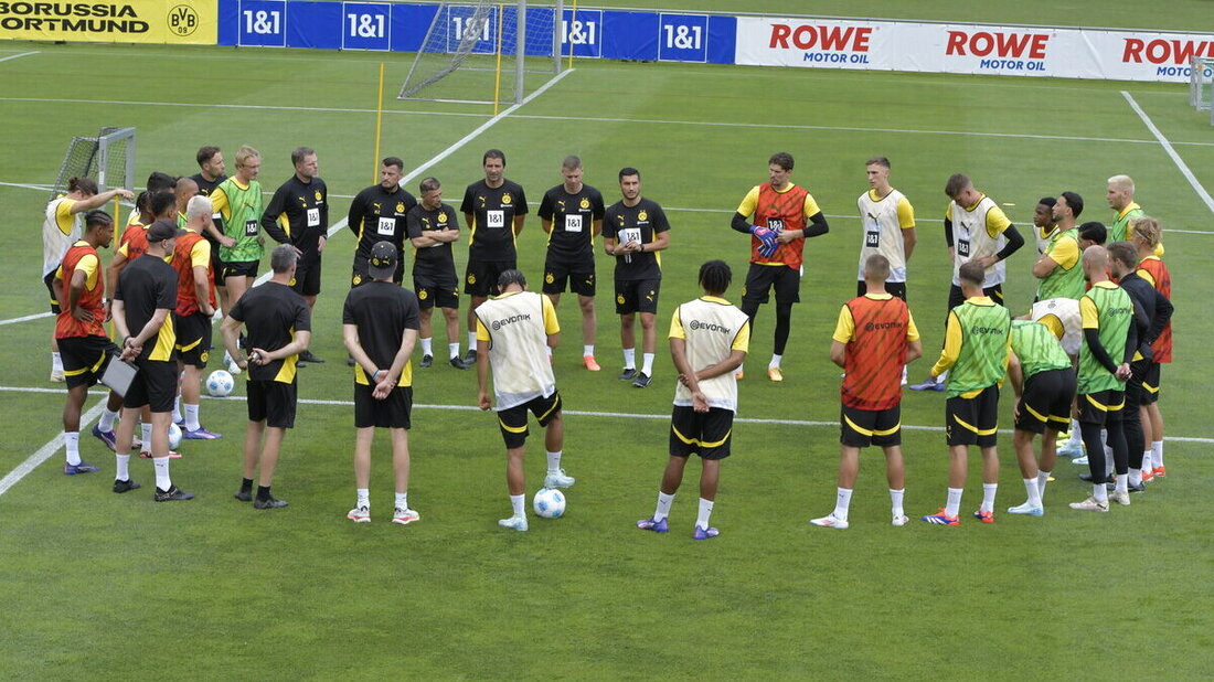 Zurück in Bad Ragaz: Trainer Nuri Sahin (Mitte) begrüsst die 30 Profis zum ersten Training auf der Ri-Au. (Bild Reto Voneschen)