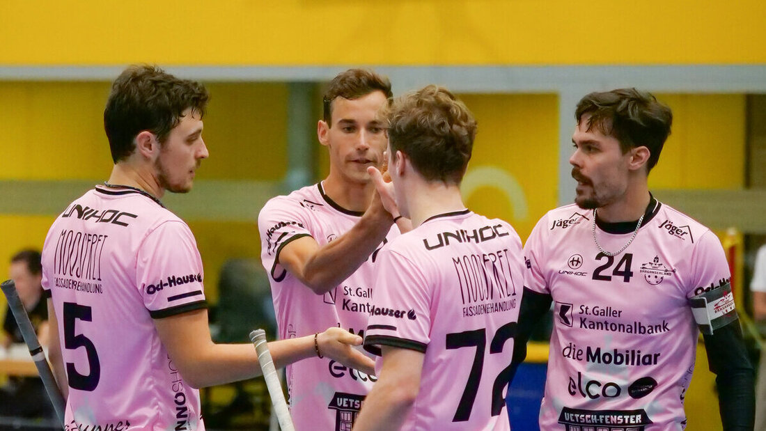 Einer der Besten: Andris Rajeckis (Zweiter von links) führt den UHC Sarganserland zum Sieg in Widnau. (Archivbild Daniel Ackermann)