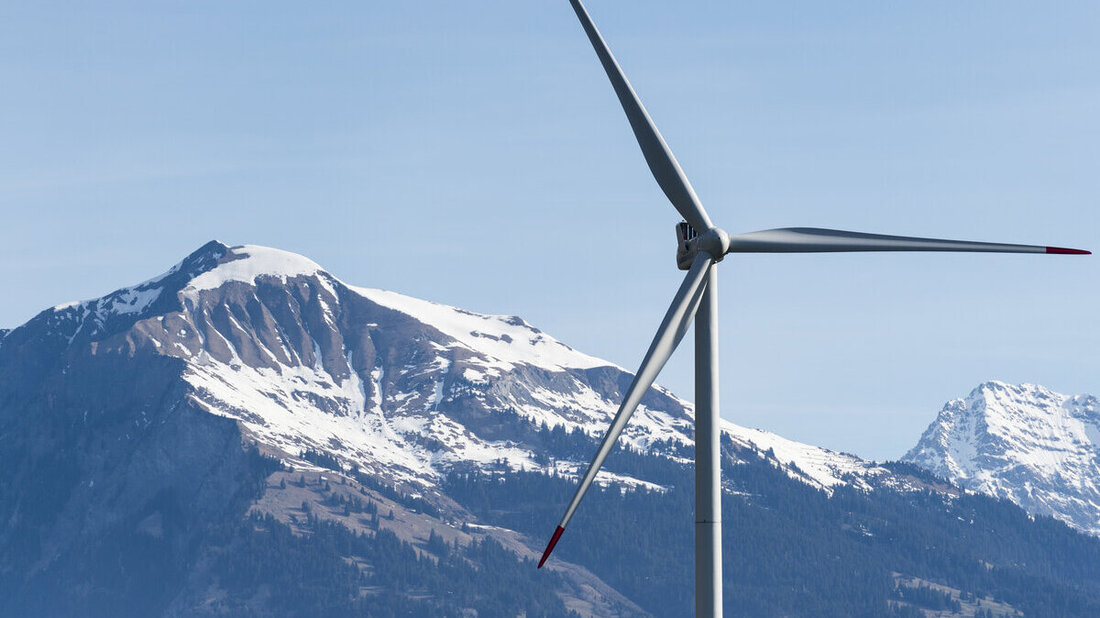 Bekommt Zuwachs: Das Windrad in Haldenstein ist seit 2013 in Betrieb. (Bild Gian Ehrenzeller/Keystone)