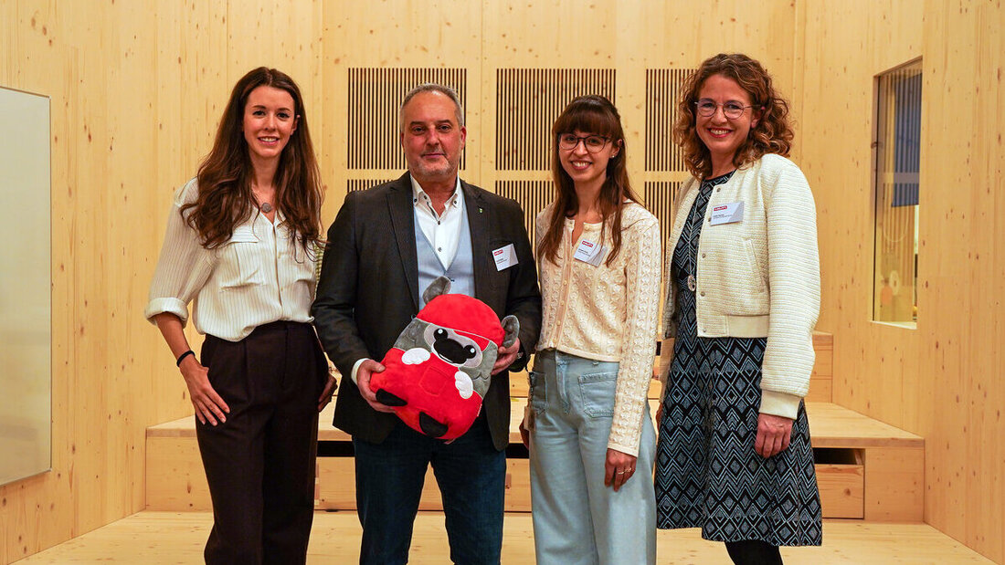 Ein weiterer Schritt zur besseren Vereinbarung von Familie und Beruf: Michèle Frey-Hilti, Präsidentin des Stiftungsrats der Hilti Family Foundation Liechtenstein, Rolf Pfeiffer, Stadtpräsident von Buchs, Doreen Kranz, Family Project Management & Integration, Hilti Aktiengesellschaft, und Edith Kohler, Präsidentin der Kinderwelt Buchs (von links) weihen die neue Kindertagesstätte in Buchs ein. (Pressebild)