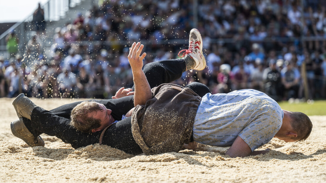 Ungemütliche Lage: Marco Good (links) muss sich im Schlussgang in Wittenbach gegen Damian Ott beugen. (Bild Gian Ehrenzeller/Keystone)