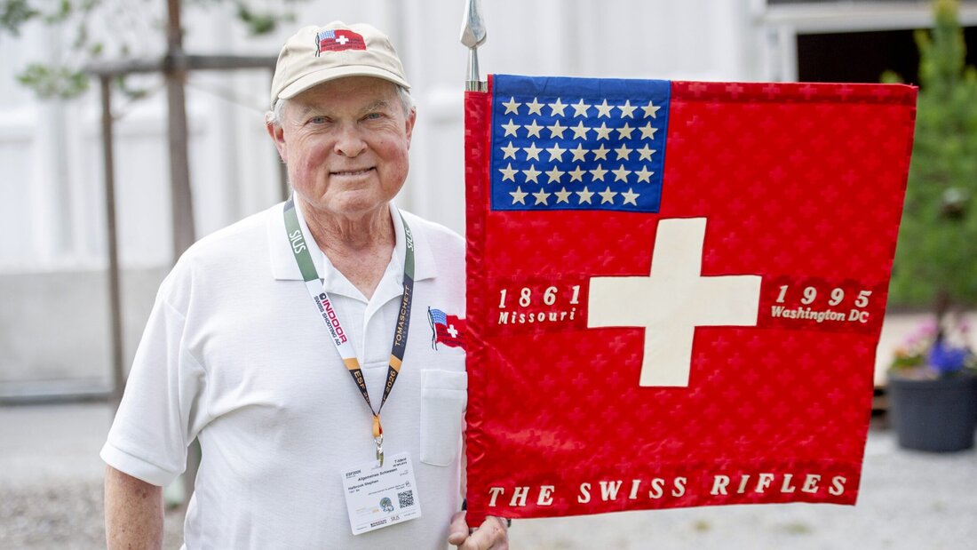 Voller Stolz dabei: Der US-Amerikaner Stephen P. Halbrook. (Bild: Corinne Thöni)