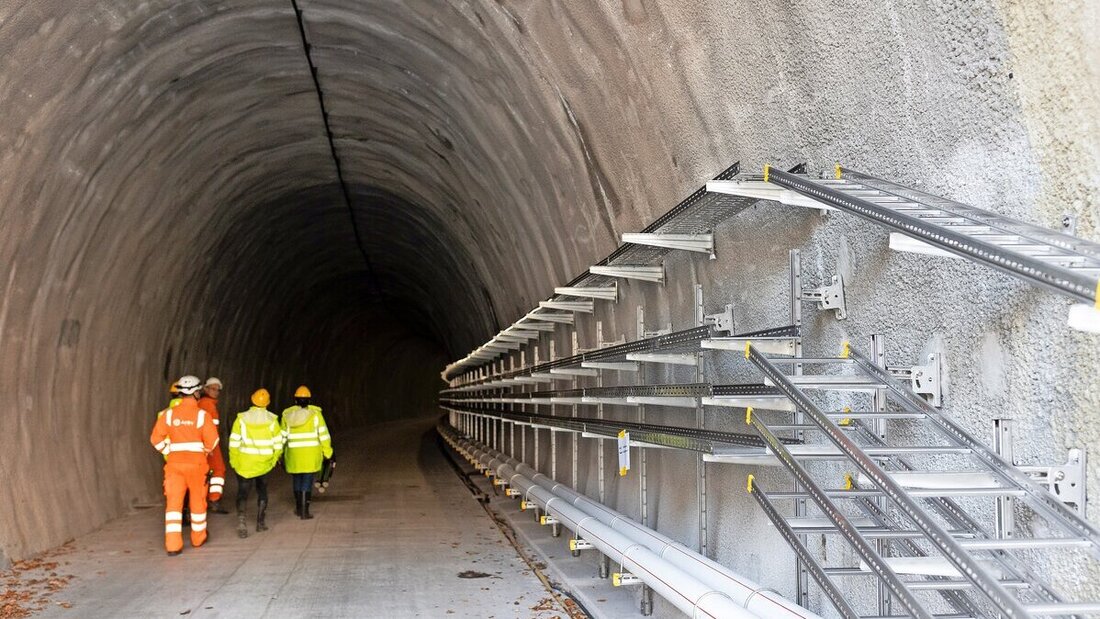 Der Fluchtweg ist auch ein Werkleitungskanal, in welchem die Versorgungsleitungen des Kerenzerbergtunnels untergebracht sind. (Bilder: Sasi Subramaniam)