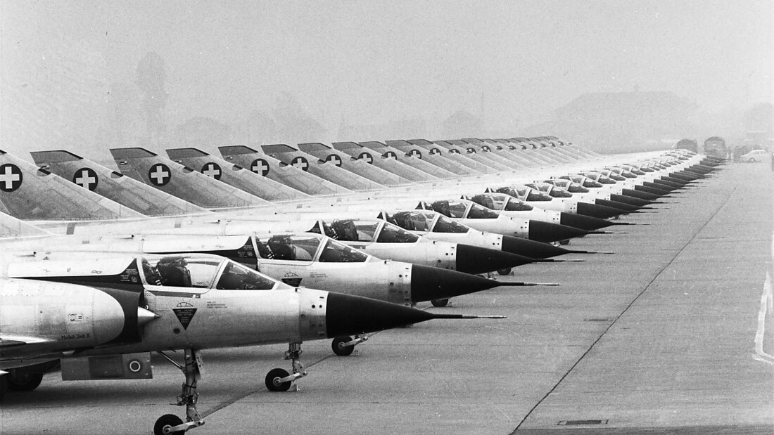 24 Kampfflugzeuge des Typs Mirage III werden im März 1968 auf dem Militärflugplatz Buochs (NW) präsentiert. (Archivbild) 20230414085309135.jpg