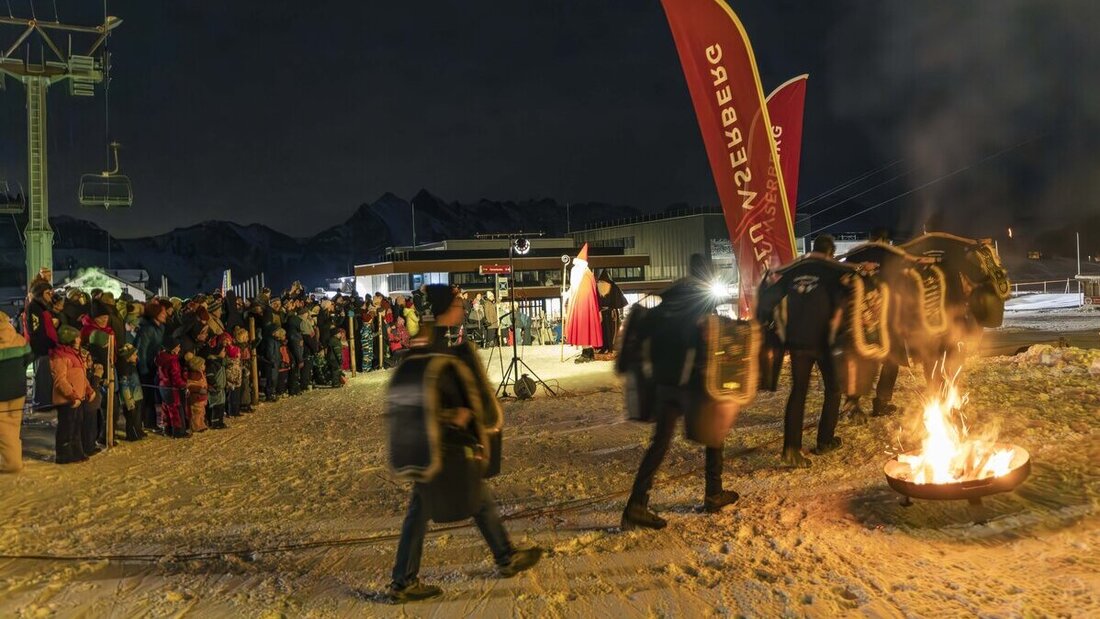 Die Flumserberg-Schällner begleiten den Samichlaus.