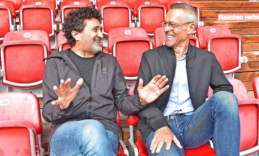 Gute Laune vor dem grossen Spiel: Rocco Delli Colli (links) und Matthias Hüppi im Gespräch vor dem heutigen Cupspiel im Stadion Grünfeld in Jona. Bild: Markus Timo Rüegg 218929_218930.jpg