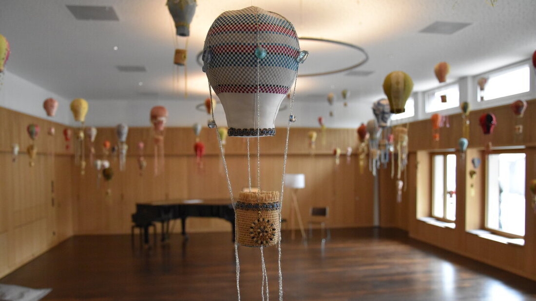 Alles Unikate: Die Heissluftballons en miniature in der Ausstellung von Rosanna Baledda im Verrucano in Mels. (Bilder: Hans Bärtsch)