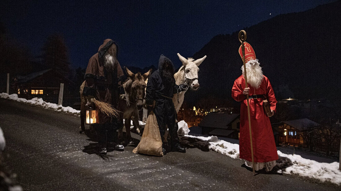 Der 6.Dezember naht: Samichlaus und Schmutzli kommen zu Besuch, wie hier in Valens. (Pressebild)