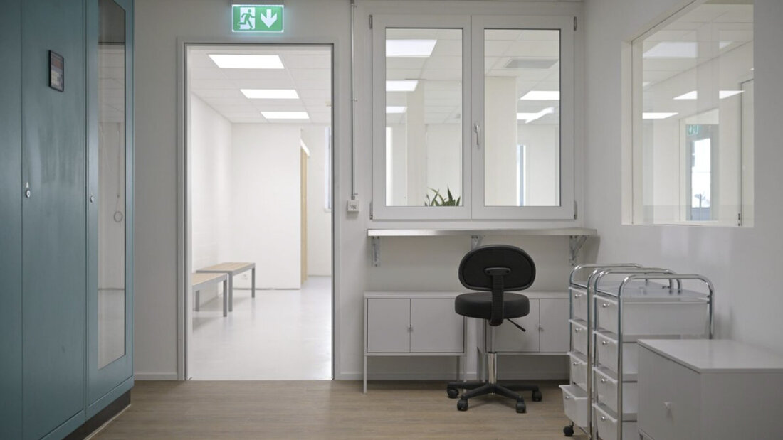 Empfang im Konsumraum: Suchtkranke Personen können hier anmelden, was sie konsumieren und erhalten Material dazu. (Bilder: Gian Ehrenzeller/Keystone)