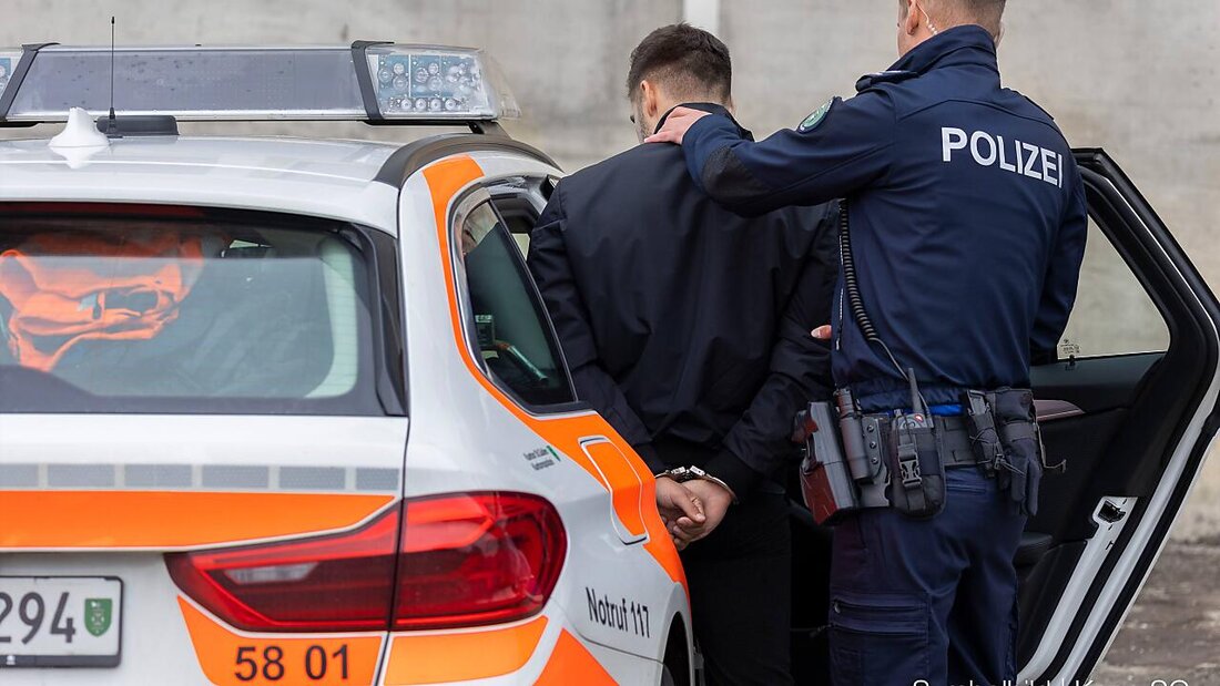 Die St. Galler Polizei konnte einen Mann festnehmen, der an der Betrugsmasche mit falschen Polizisten beteiligt war. (Symbolbild) 20230105153353231.jpg
