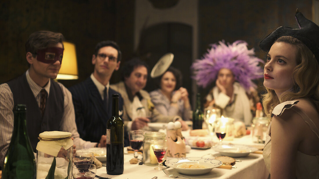 Niemand hat Grund zu feiern und doch werden in "Transatlantic" Feste gefeiert. Die neue Netflix-Serie spielt in Zeiten des Zweiten Weltkriegs und es wird geliebt, geflirtet, gelebt. 20230406112648417.jpg