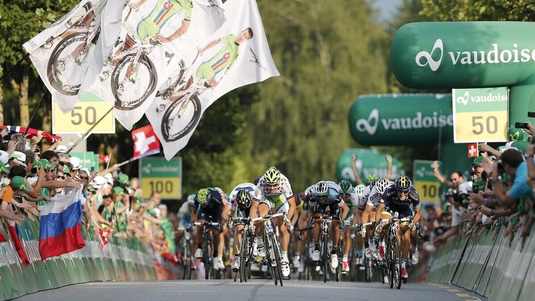 Zieleinfahrt auf der Maienfelderstrasse: Peter Sagan setzt sich im Sprint durch, bei der Siegerehrung wirkt der Slowake aber etwas überfordert von den Ehrendamen (nächstes Bild). (Archivbilder: Keystone)