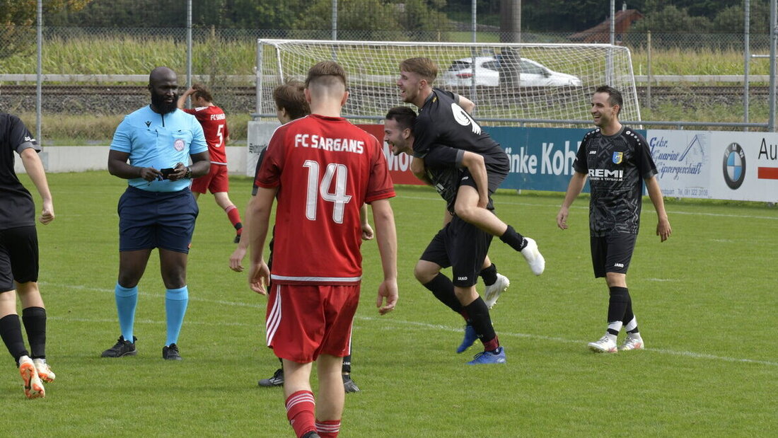 Impressionen vom 5.-Liga-Derby Mels III – Sargans III. (Bild Reto Voneschen)