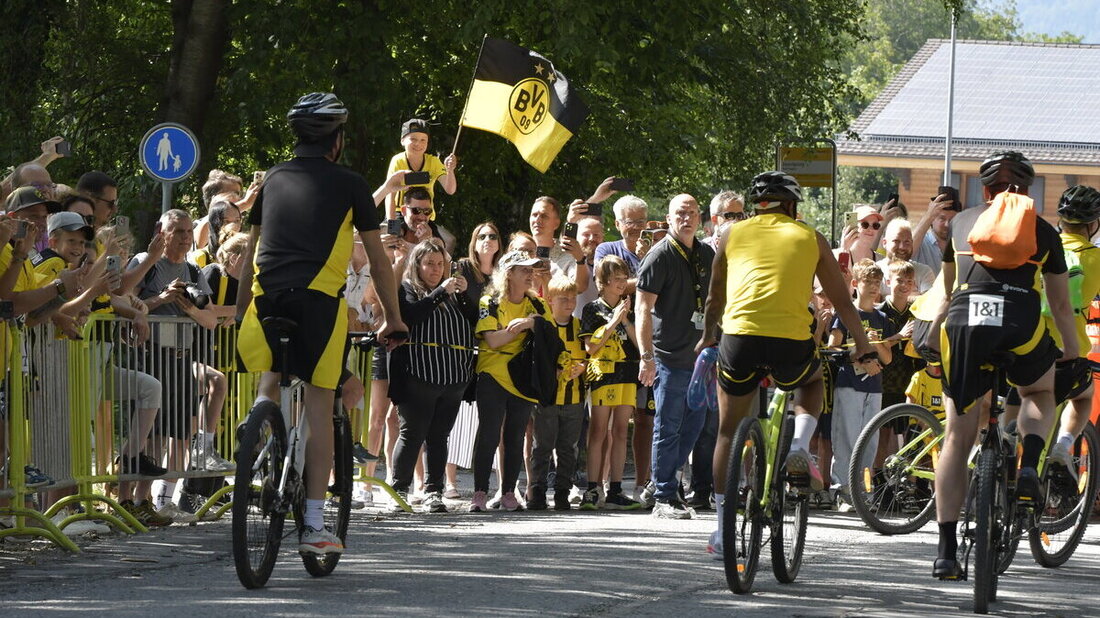 Viel Applaus: Die BVB-Fans begrüssen ihre Lieblinge auf der Ri-Au. (Bild Reto Voneschen)