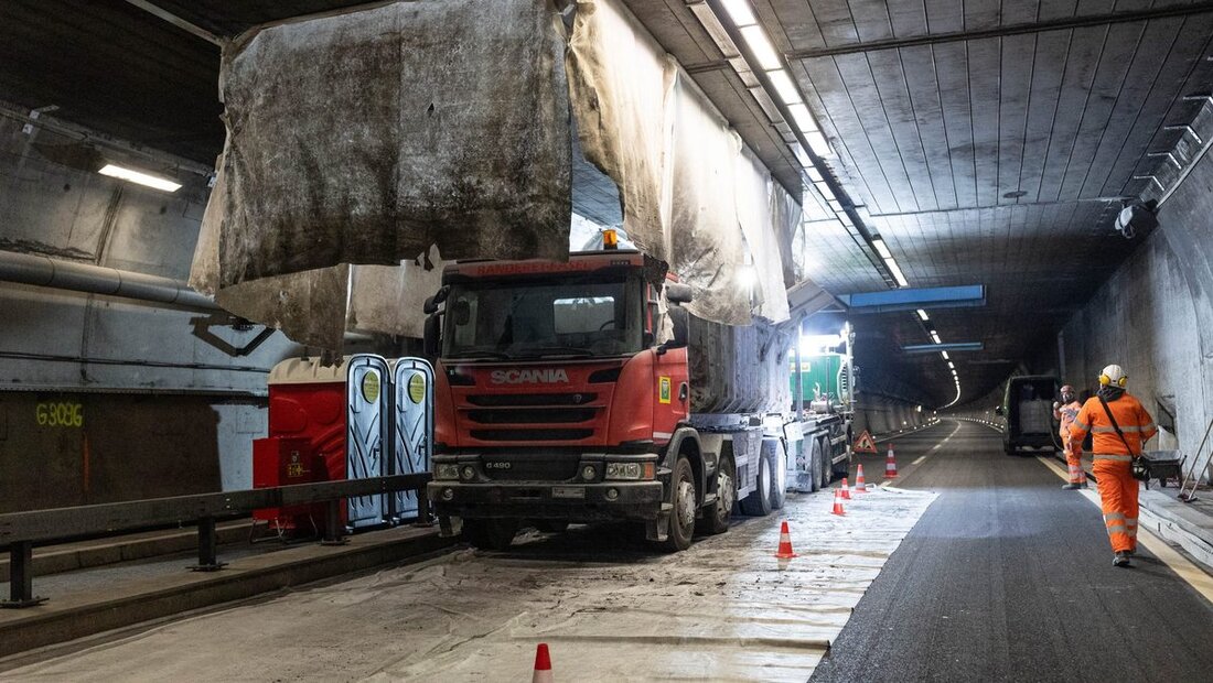 Ungewohntes Bild im Kerenzerbergtunnel: Die Strecke ist immer wieder gesperrt, damit die Arbeiter vorwärtsmachen können. Bild: Sasi Subramaniam