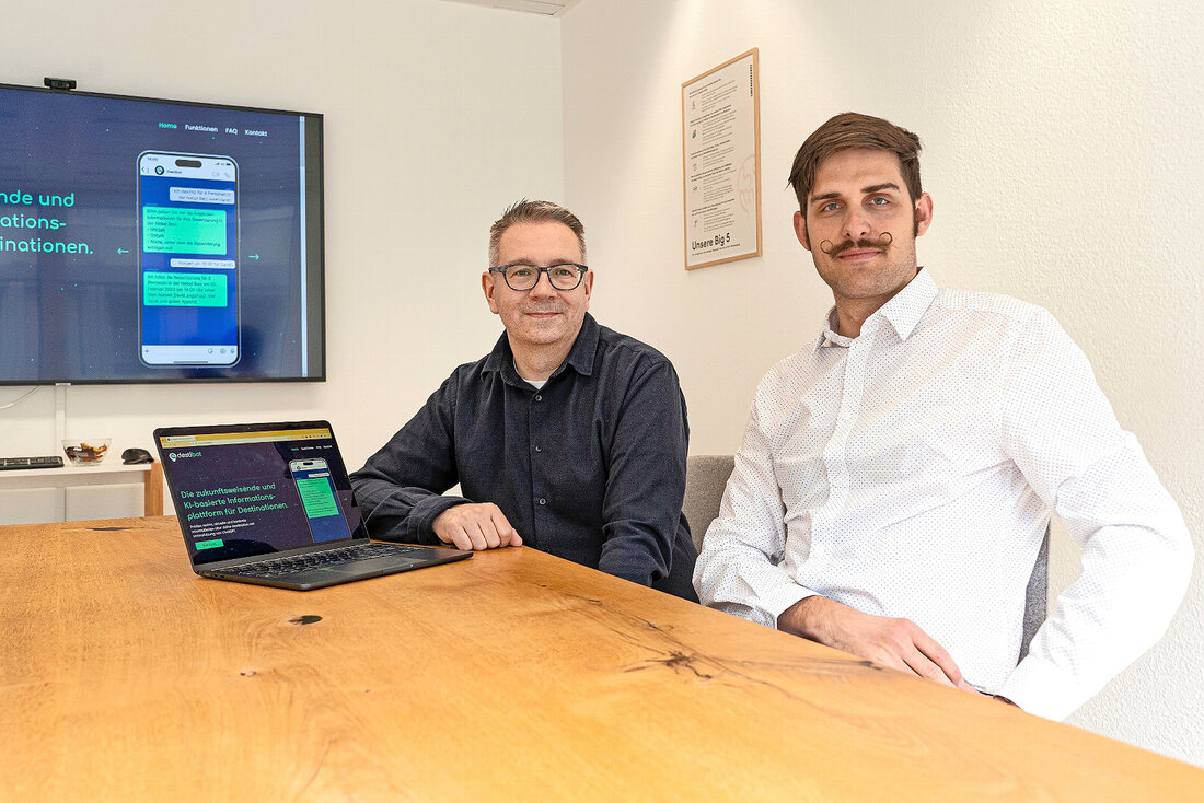 Künstliche Intelligenz im Alltag: Die Bündner Unternehmer Fabio Aresu von der Firma Markenkern AG (links) und Samuel Rhyner von der Werbeagentur Codecrush haben ein Chatbot für Tourismusdestinationen entwickelt. (Bild Jessica Kessler)