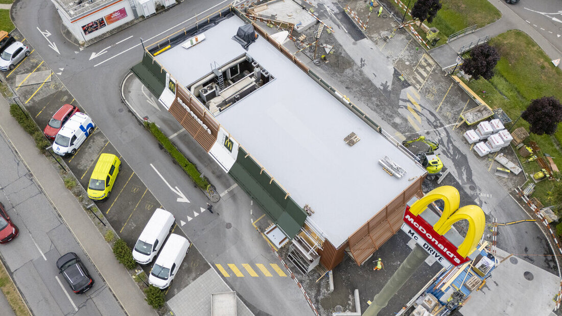 Wird zurzeit erneuert: Der einzige McDonald’s-Standort im Sarganserland, jener bei den Einkaufszentren im Riet in Mels. (Bild: Gianluca Volpe)