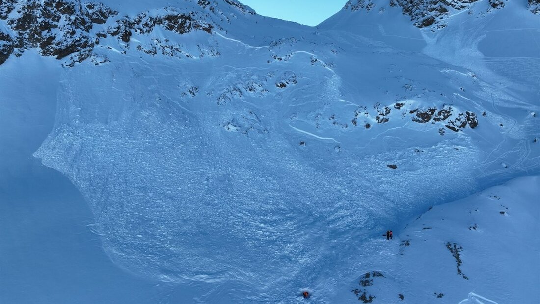 Am Piz Alv: Die Lawine löste sich am Samstagabend und erfasste zwei Menschen. (Bild: Kantonspolizei Graubünden)