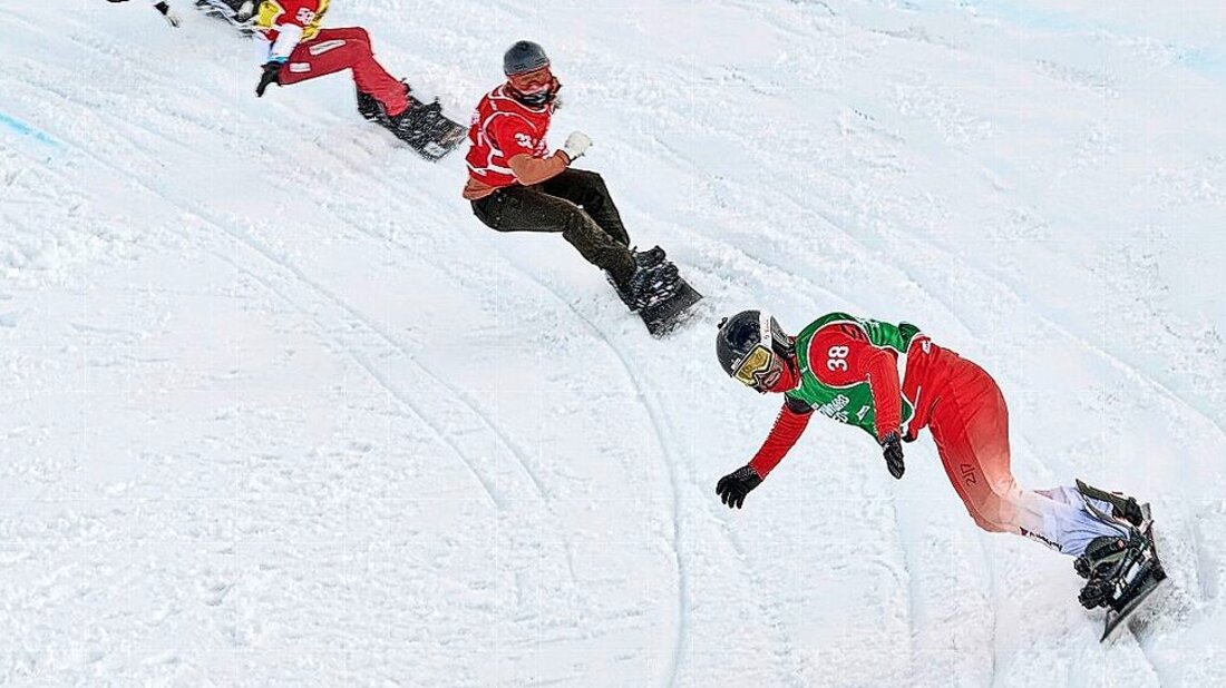 Mischa Stähli in Action: Bei den Schweizer Meisterschaften diesen März in Lenk fährt der Snowboardcrosser als Erster ins Ziel. (Pressebild) 112751_109312.jpg