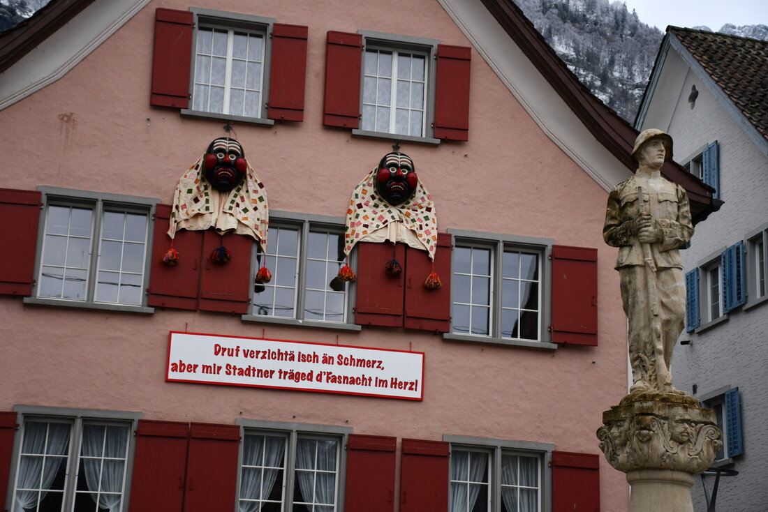 Alle dürfen es wissen: Die Fasnacht ist unübersehbar am Alten Rathaus Walenstadt.
