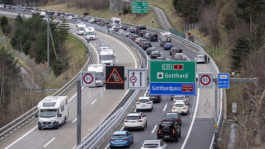 Ungewöhnlich langer Stau vor dem Gotthard für ein normales Wochenende. (Archivbild) 20230603114025621.jpg