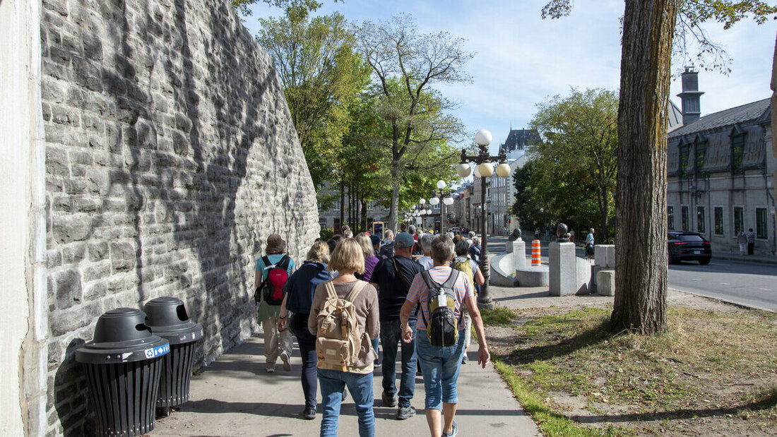 Ab gehts in die Altstadt: Rund sieben Kilometer der Stadtmauer (links im Bild) könnten «er-spaziert» werden; einzelne Teilnehmerinnen und Teilnehmer probieren das auch aus.