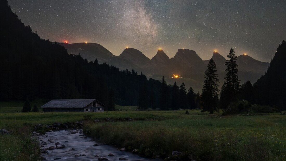 Lichtspektakel: Am Sonntag brennen auf den sieben Churfirsten die Berggipfel. (Pressebild)