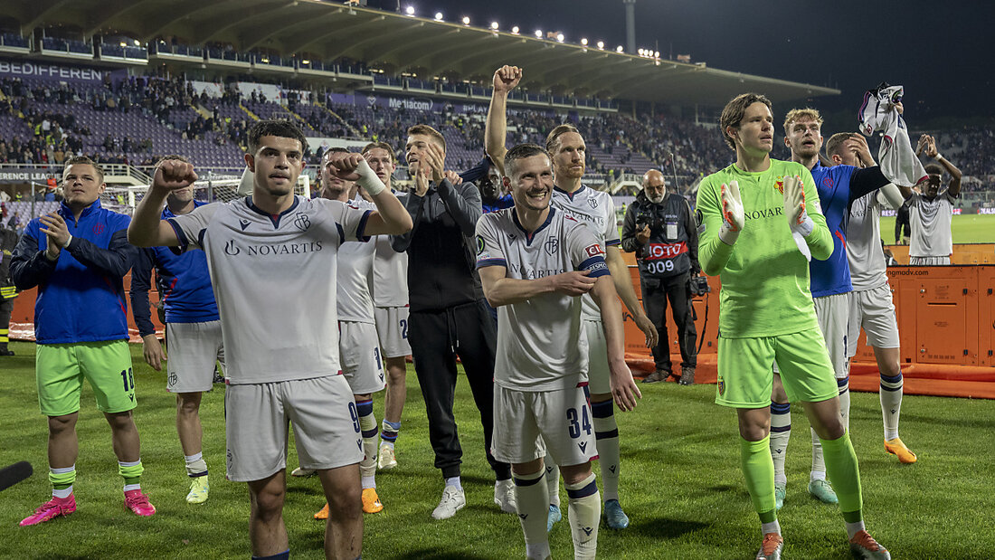 Die Basler jubeln mit ihren Fans nach dem Sieg in Florenz 20230512020714443.jpg