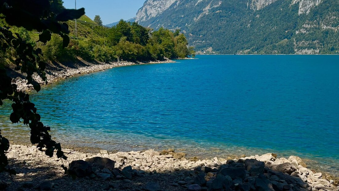 Wunderschön: So präsentierte sich der Walensee am Wochenende tagsüber den Badenden. Am Sonntagabend war es dann allerdings vorbei mit der Idylle. (Bild: Claudia Eder)