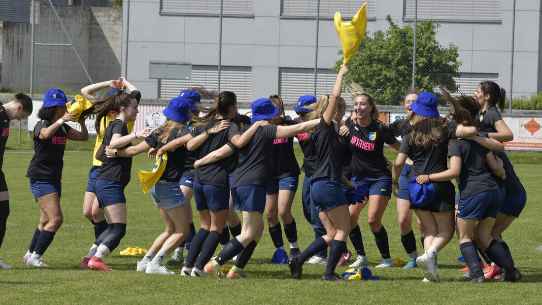 Unterschiedliche Gefühlslage: Während die Frauen in Romanshorn den Aufstieg in die 1. Liga feiern...