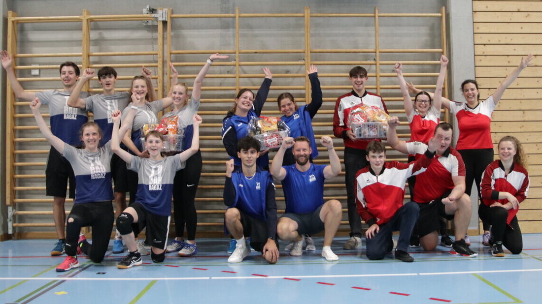 Die Besten im Volleyball: Die Turnvereine aus Bad Ragaz (Zweite), Murg (Sieger) und Vättis (Dritte, von links) jubeln in Flums. (Pressebild)