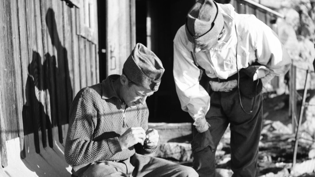 Zwei Hochgebirgssoldaten der Schweizer Armee bereiten 1940 eine Nachricht für eine Brieftaube vor – nicht im Glarnerland, sondern im Wallis (Bild: Keystone)